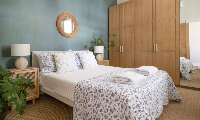 South Fremantle House | The Anchorage - 300m from South Freo Dog Beach. Pet-friendly!
