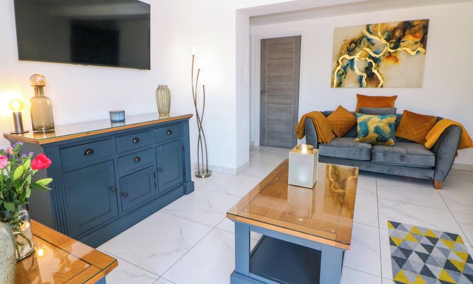 Ripley Cottage | THE ANNEX, pet friendly, with a garden in Swanwick