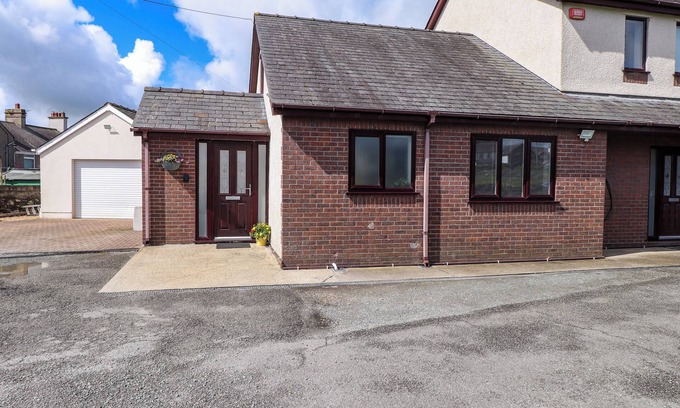 Llanrug Cottage | THE ANNEXE AT LLWYFOR, romantic, with a garden in Llanrug
