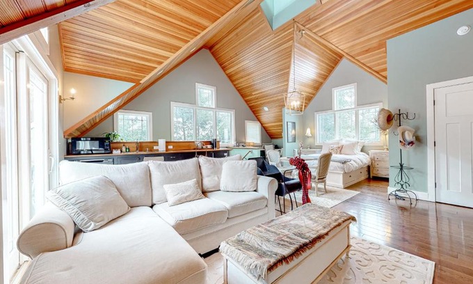 Wolfeboro Hotel | The Apartment at Camp Hattie Wolfeboro