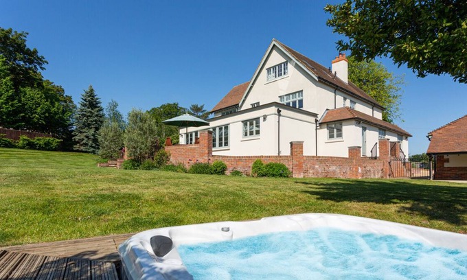 Cookham Dean Villa | The Apple Tree House