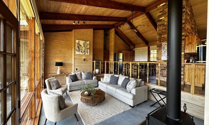 Yarra Glen Villa | The Arkadia - Scenic Villa with Pool and Basketball Court