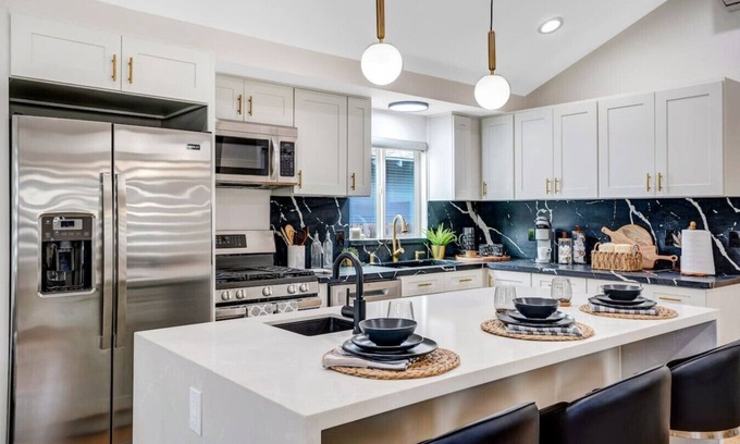 University Heights House | The Artisan - 3BR - Modern Retreat