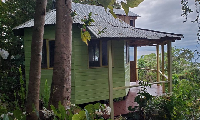 Bluefields House | The Artist cabin is a mountain cabin overlooking the sea and coastline