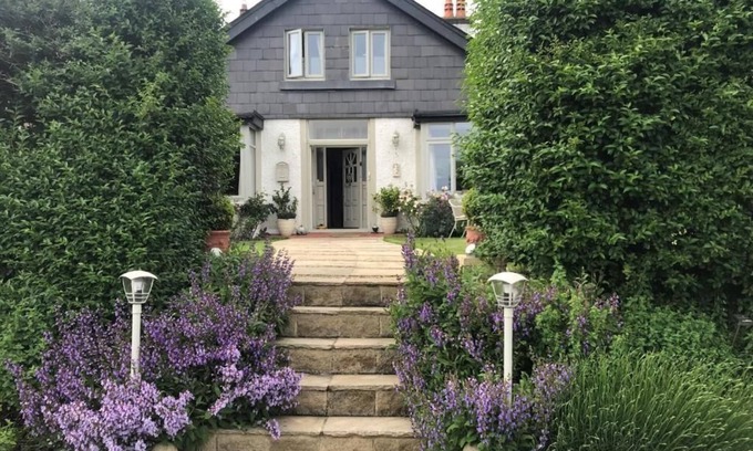 Baldoyle Bed & Breakfast | The Artist Residence Boutique B&B - A 100 year old cottage by the sea in Dublin