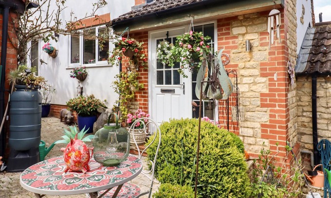 Raunds Cottage | THE ASH, family friendly, character holiday cottage in Raunds