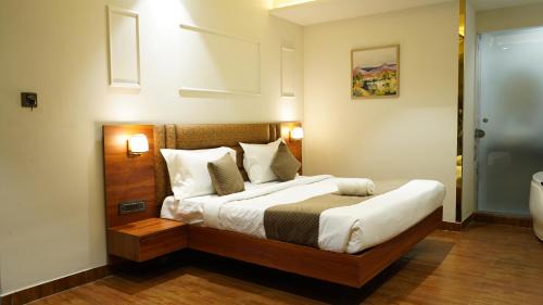 Delhi Hotel | The Aura Hotel & Banquet