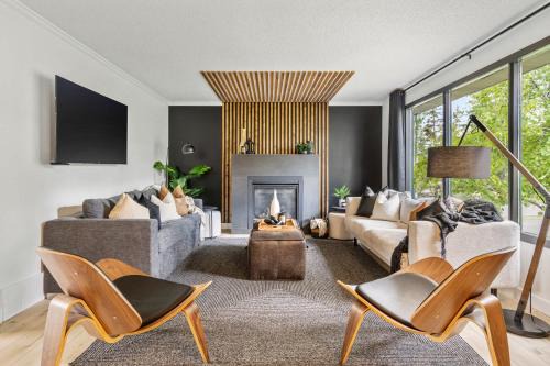 East Kootenay House | The Aura I Lake View I Hot Tub I Sleeps 27 Guests