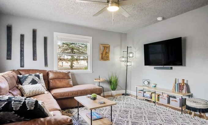 West Colorado Springs House | The Autumn House·3BR|10 min to Garden of the Gods!