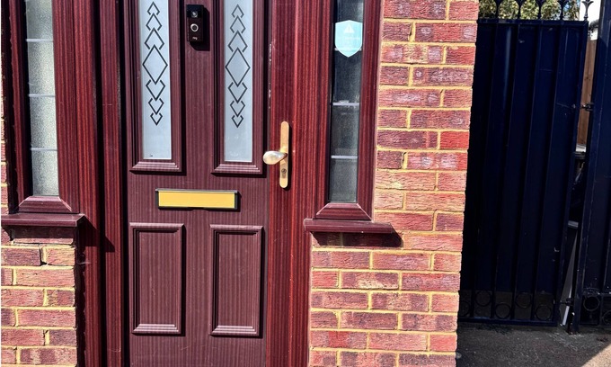 Harlington House | The Aviator | Modern Large 4 Bed Property | London | Mins From Heathrow