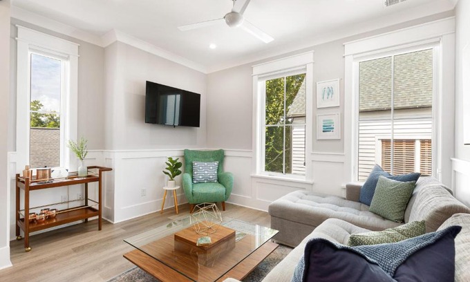 Cannonborough Elliotborough Apartment | The Azalea Suite at 124 Spring