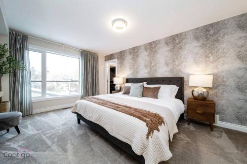 West Edmonton House | The Azure, Near DT & University, TWO King Beds!