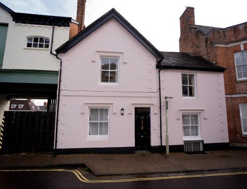 Winchester Apartment | The Bakehouse - central townhouse sleeps 8 people