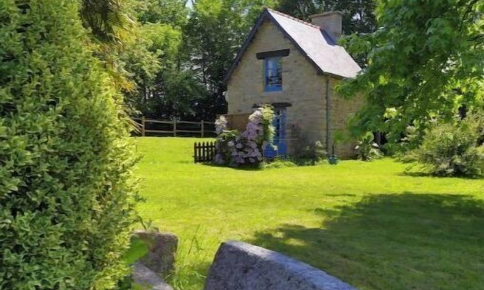Tremblay House | The bakery lives in the countryside near hiking trails