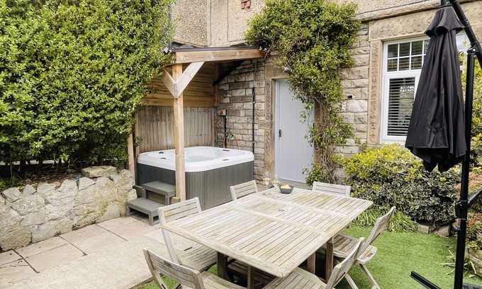Ashford-in-the-Water Cottage | The Bakewell Retreat - Full Sized Hot-Tub - Pets