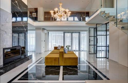 Thompson Estate Apartment | The Balcony