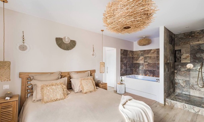 Le Soleil Apartment | The Bali Room Balneo Saint Etienne