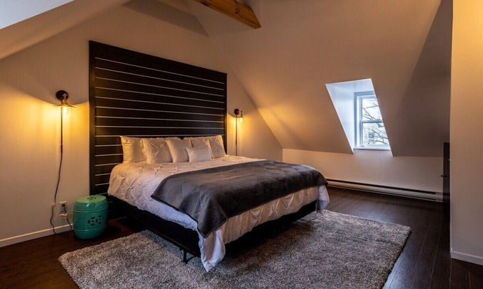 Downtown St. John's House | The Bannerman Park Loft, Private Parking, King Bed