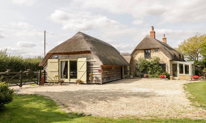 Ilton Cottage | THE BARN AT RAPPS COTTAGE, romantic, with a garden in Ilminster