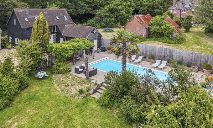 Sheffield Green House | The Barn at Stoaches: Parking | Pool | Countryside Retreat