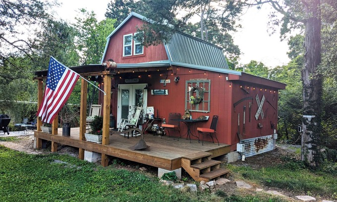 Alcoa House | The Barn at Toad Hill. Pet friendly, close to Smokies, Airport. Brand new!