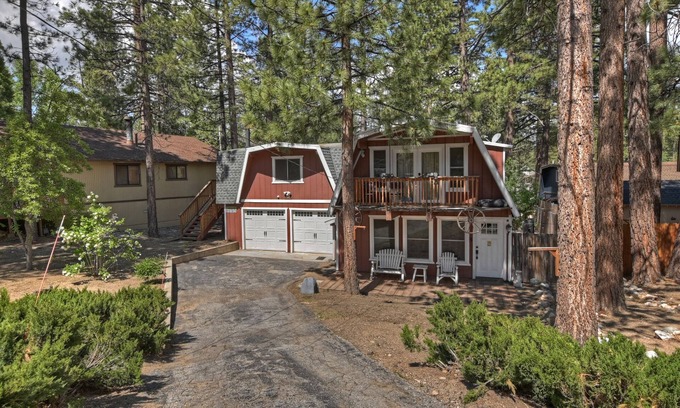 Fox Farm House | The Barn by Destination Big Bear : Pet Friendly! Foosball! Cable & WiFi! Fenced Backyard! Propane BBQ! Wood Burning Fireplace! Hot Tub!