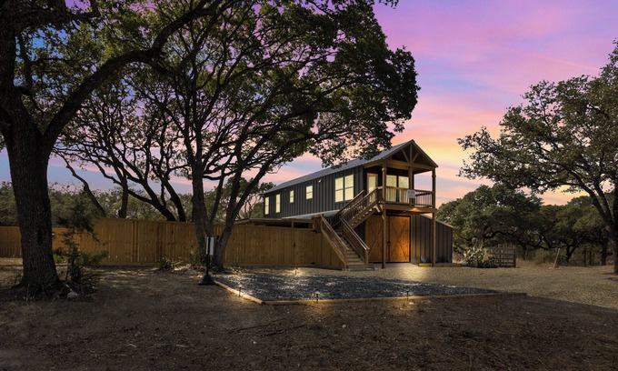 Boerne House | The Barn Haus ~ unique Hill Country experience, Hot Tub and Pet Friendly!