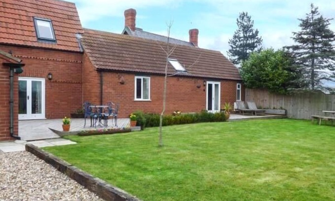 Dunnington Cottage | THE BARN IVY COTTAGE, family friendly, with a garden in York