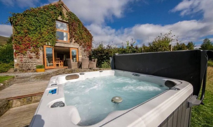 Loch Tay House | The Barn on Loch Tay - Hot Tub