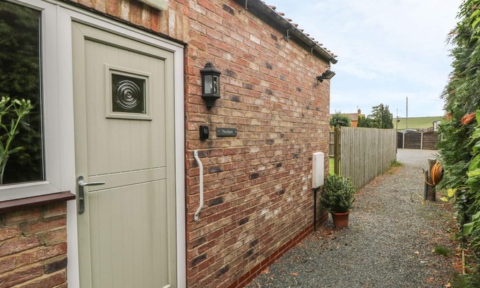 Low Catton Cottage | THE BARN, pet friendly, country holiday cottage in Stamford Bridge