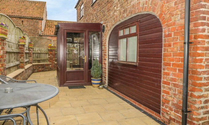 Buckton Cottage | THE BARN, pet friendly, character holiday cottage in Burton Fleming
