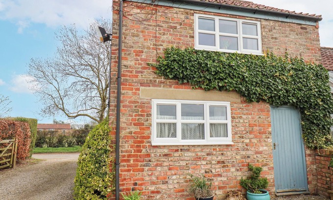 Ripley Cottage | THE BARN - POPLAR FARM, pet friendly, with a garden in Boroughbridge