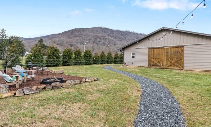 Maggie Valley House | The Barn- Trailer Friendly, Near Skiing, Joey’s, Brewery, and Blue Ridge Parkway
