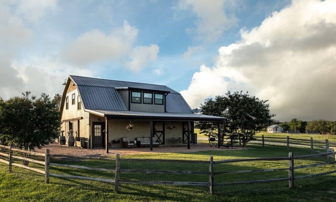 Grapetown House | The Barnhouse for 4 @ TimberRose Ranch FBG TX