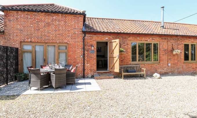 Felmingham House | THE BARNHOUSE, pet friendly, with a garden in North Walsham