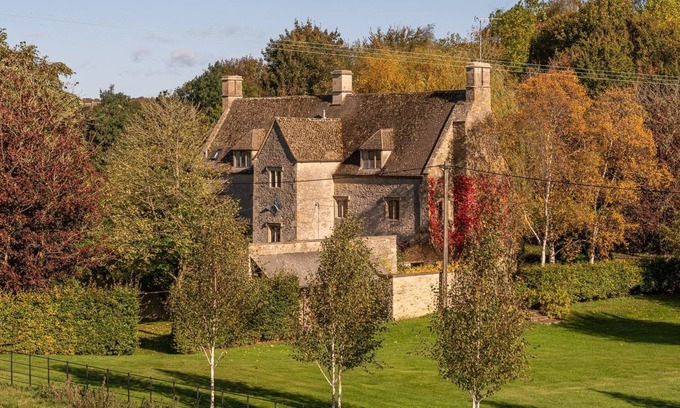 Aldsworth House | The Barracks - sleeps 6 guests in 3 bedrooms