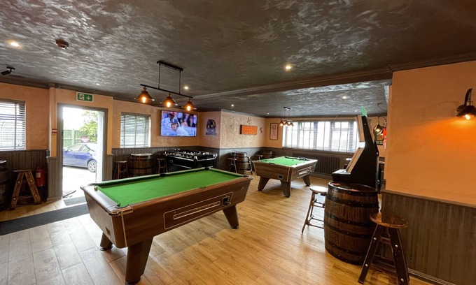 Oakleigh Hotel | The Barrington Hotel
