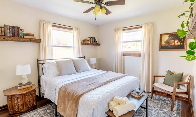Lynchburg House | The Bartlett Nook/HOT TUB/3-BEDROOM/4 BEDS/CLOSE TO LU