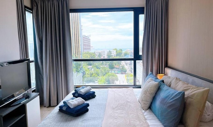 Pattaya Bay Apartment | The Base Central PATTAYA HUGE 2BED King&Queen with Infinity Pool & Free Netflix