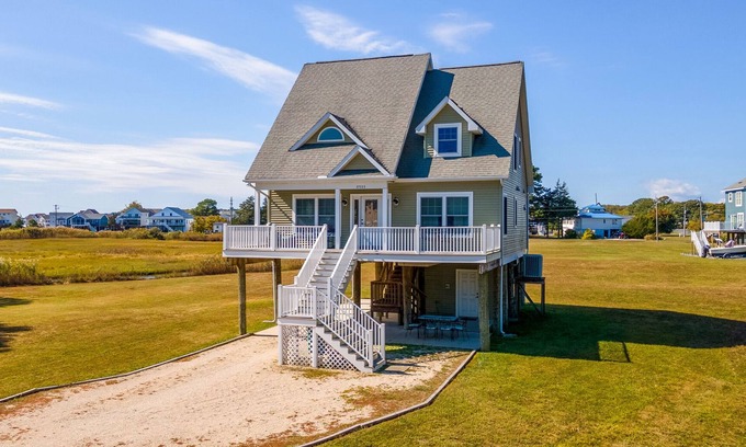 Captain's Cove House | The Baywatch Bungalow in Captain's Cove - just 20 min. to Chincoteague Island!