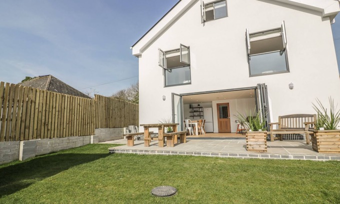 Perranporth House | THE BEACH HALT, family friendly, with a garden in Perranporth