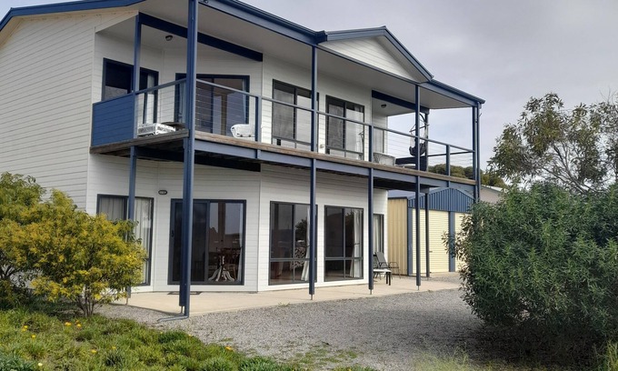 Melville House | The Beach House-Esplanade position! Sea Views! Off Peak special!