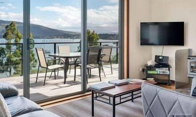 Dover Apartment | The Beach House- stunning views and private hot tub