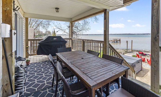 Amherstburg House | The Beach House w Hot Tub & Private Beach!