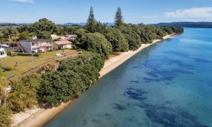 One Tree Point Apartment | The Beach Hut - Waterfront Studio at HarbourLights