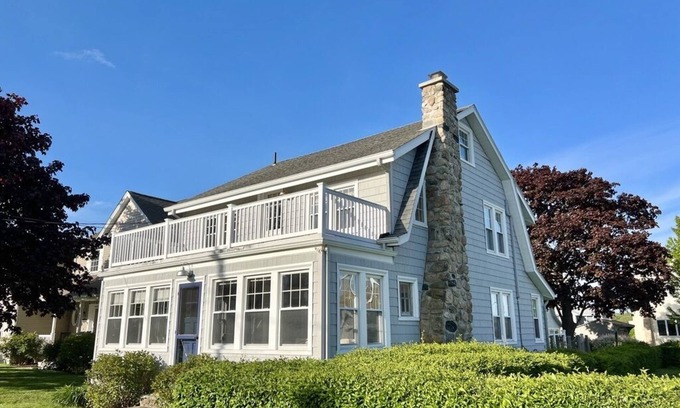 Niantic House | The beach is waiting.