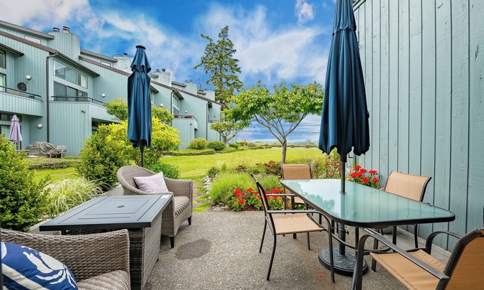 Birch Bay Condo | The Beach Retreat-Stylish 2-bedroom view condo in Birch Bay