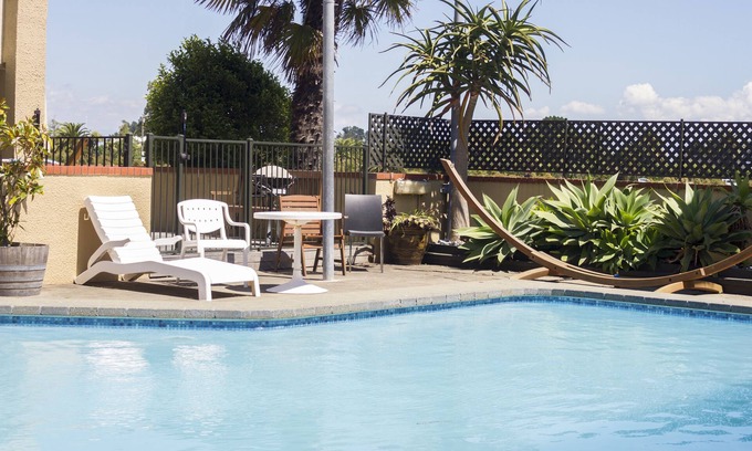 Tahunanui Hotel | The Beachcomber Hotel