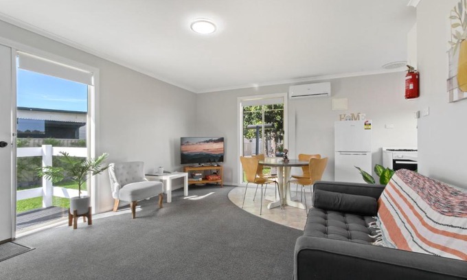 Lakes Entrance House | The Beaches on Lakes Cottage