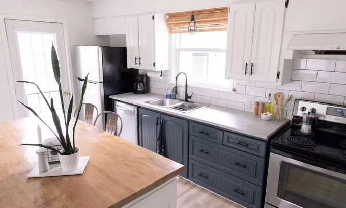 Wasaga Beach House | The Beachwood Bungalow - Cozy Ski Chalet.
